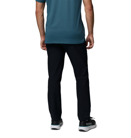 Vista trasera del pantalón Columbia Time to Trail Omni-Heat Pant en uso urbano diario color negro