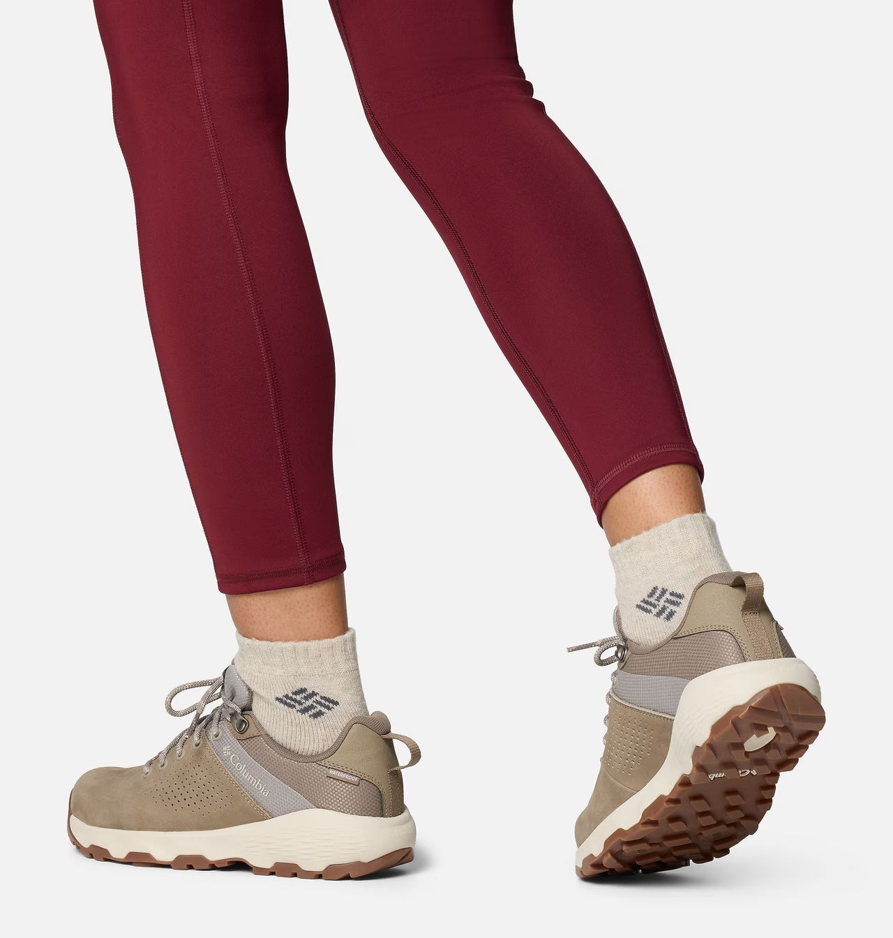 Mujer usando las Columbia W’s Newton Nimble LTR Waterproof con leggings durante una caminata outdoor.
