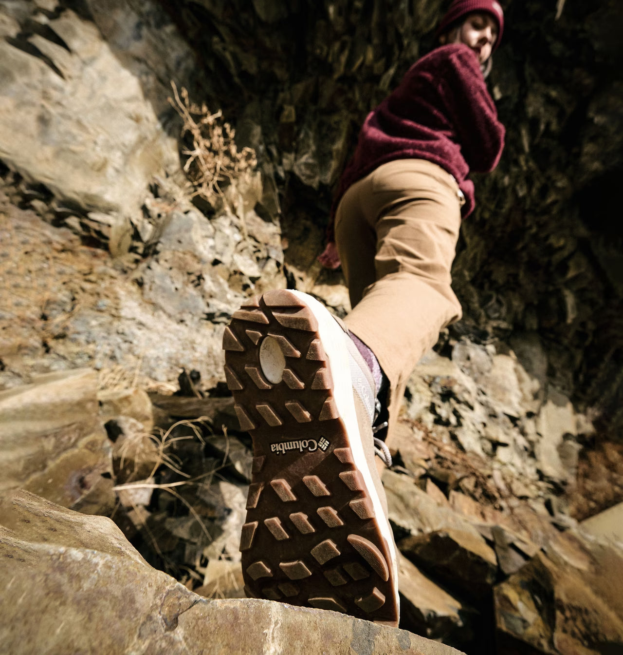 Persona utilizando las Columbia W’s Newton Nimble LTR Waterproof durante una ruta de senderismo en montaña.