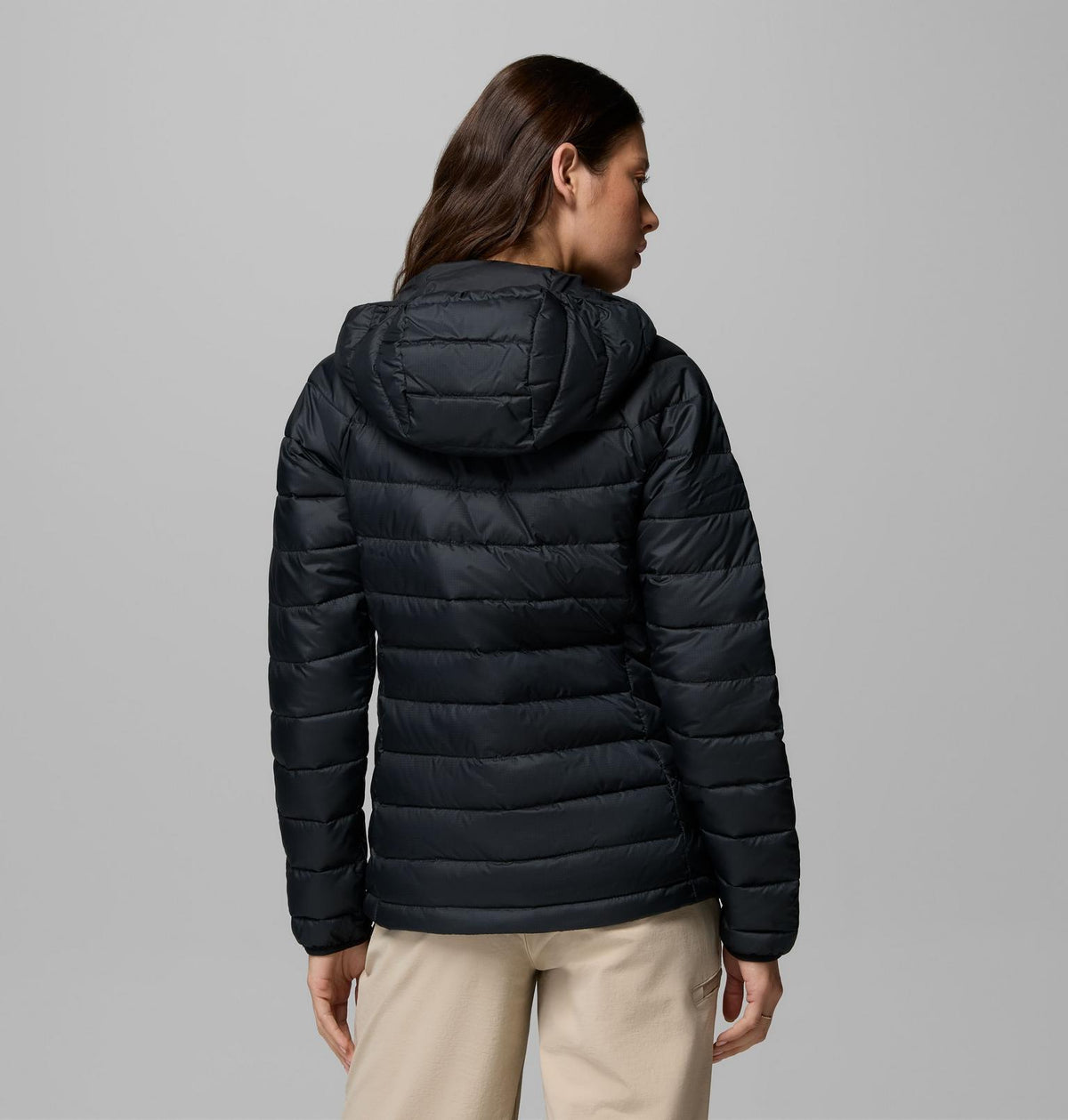 vista trasera de la chaqueta Columbia Powder Lite II con capucha para mujer en color Black