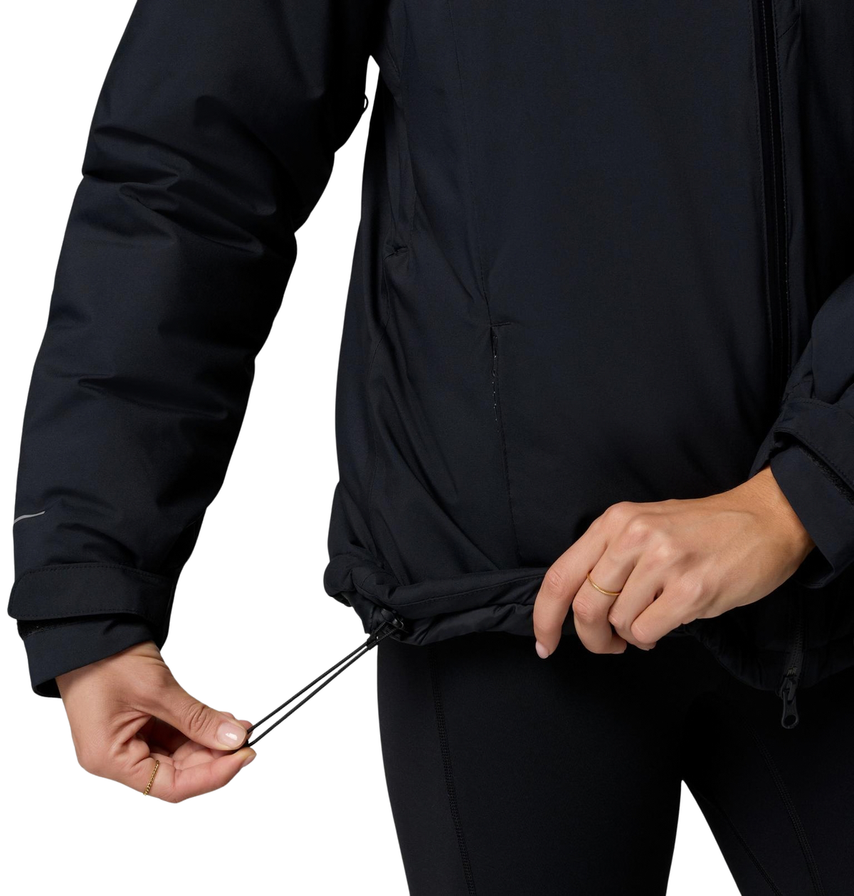 detalle del sistema de ajuste en la cintura de la chaqueta Columbia Trailborne Insulated para mujer