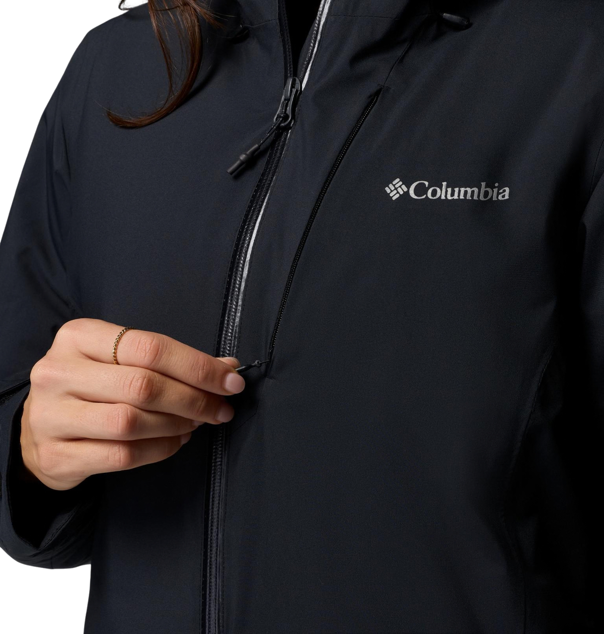 detalle del bolsillo con cremallera en el pecho de la chaqueta Columbia Trailborne Insulated para mujer