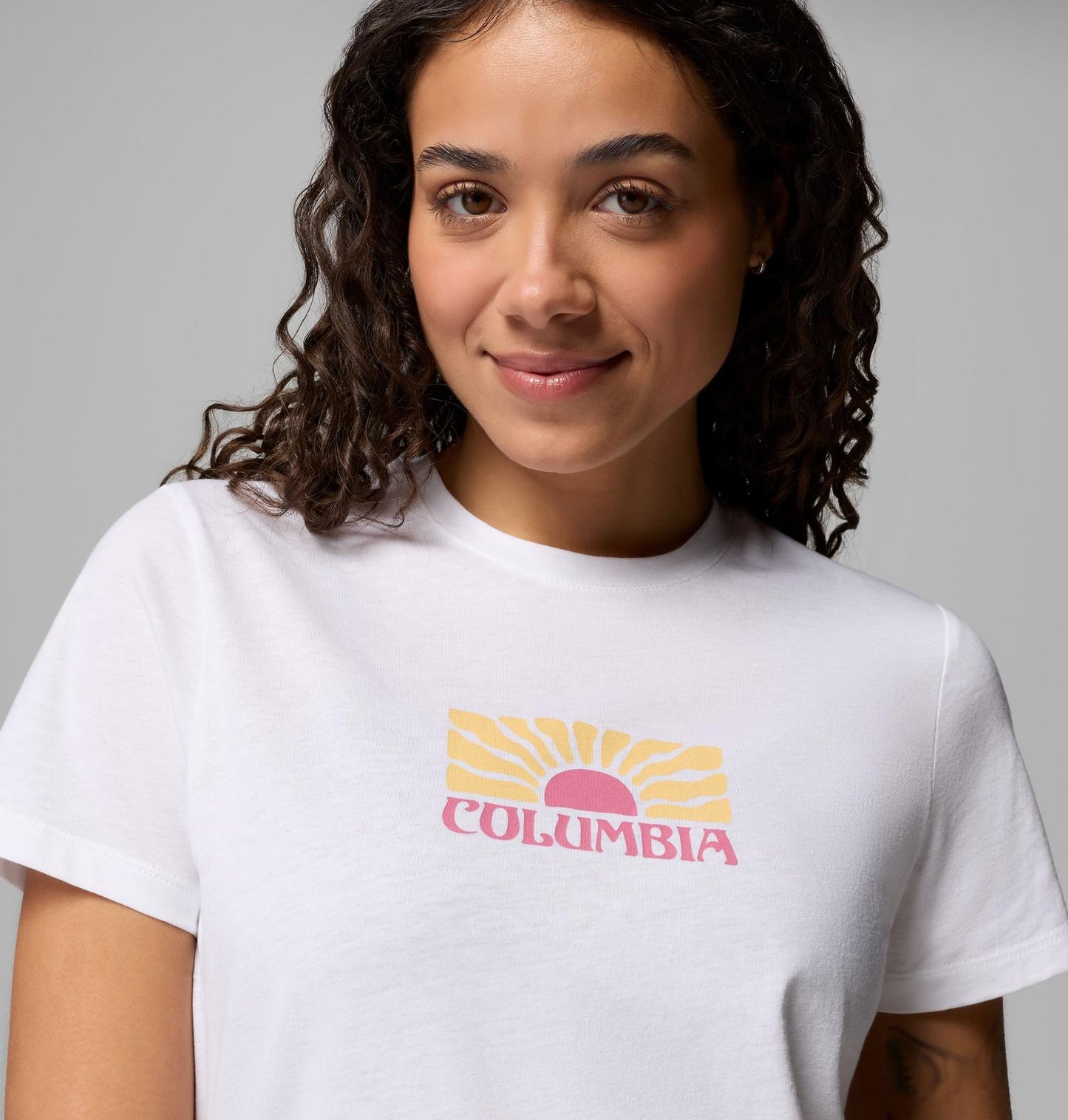 detalle gráfico camiseta Columbia Ruby Springs Graphic Fitted mujer blanca
