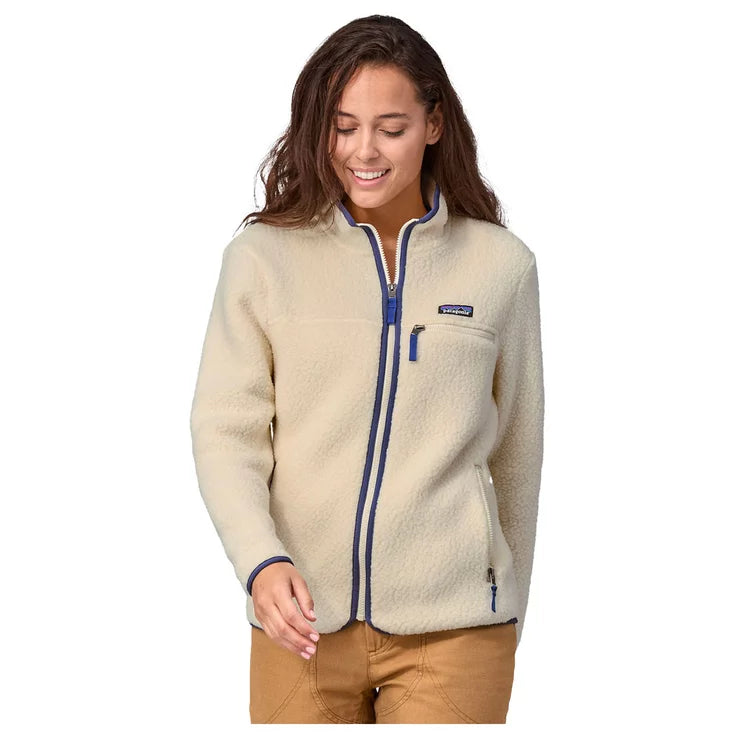 Detalle de la cremallera y el cuello de la Patagonia W's Retro Pile Jkt para mayor comodidad en clima frío color natural