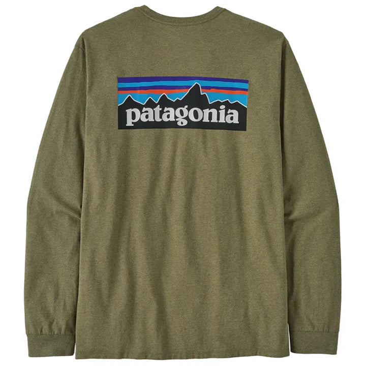 Parte trasera de la camiseta Patagonia M's L/S P-6 Logo Responsibili Tee con logo P-6 estampado BUCKHORN GREEN