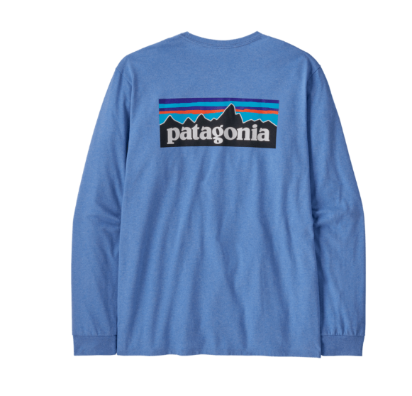 Parte trasera de la camiseta Patagonia M's L/S P-6 Logo Responsibili Tee con logo P-6 estampado abundant blue
