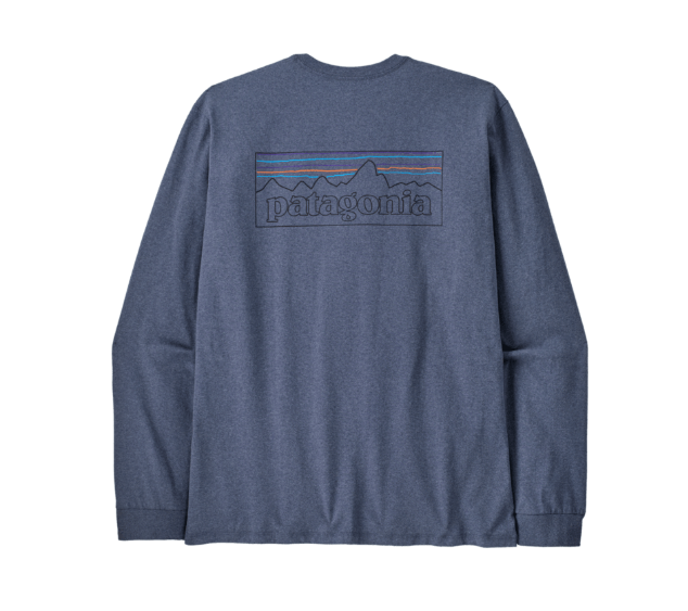 Parte trasera de la camiseta Patagonia M's L/S P-6 Logo Responsibili Tee con logo P-6 estampado current blue