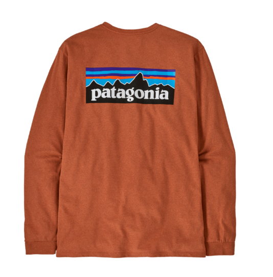 Parte trasera de la camiseta Patagonia M's L/S P-6 Logo Responsibili Tee con logo P-6 estampado redtail rust