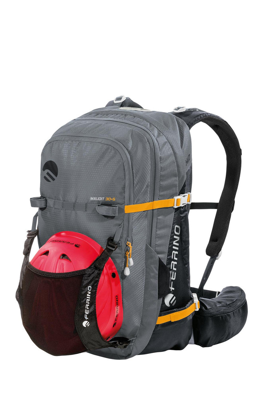 mochila Ferrino Maudit 30+5 con casco de montaña sujeto en el exterior