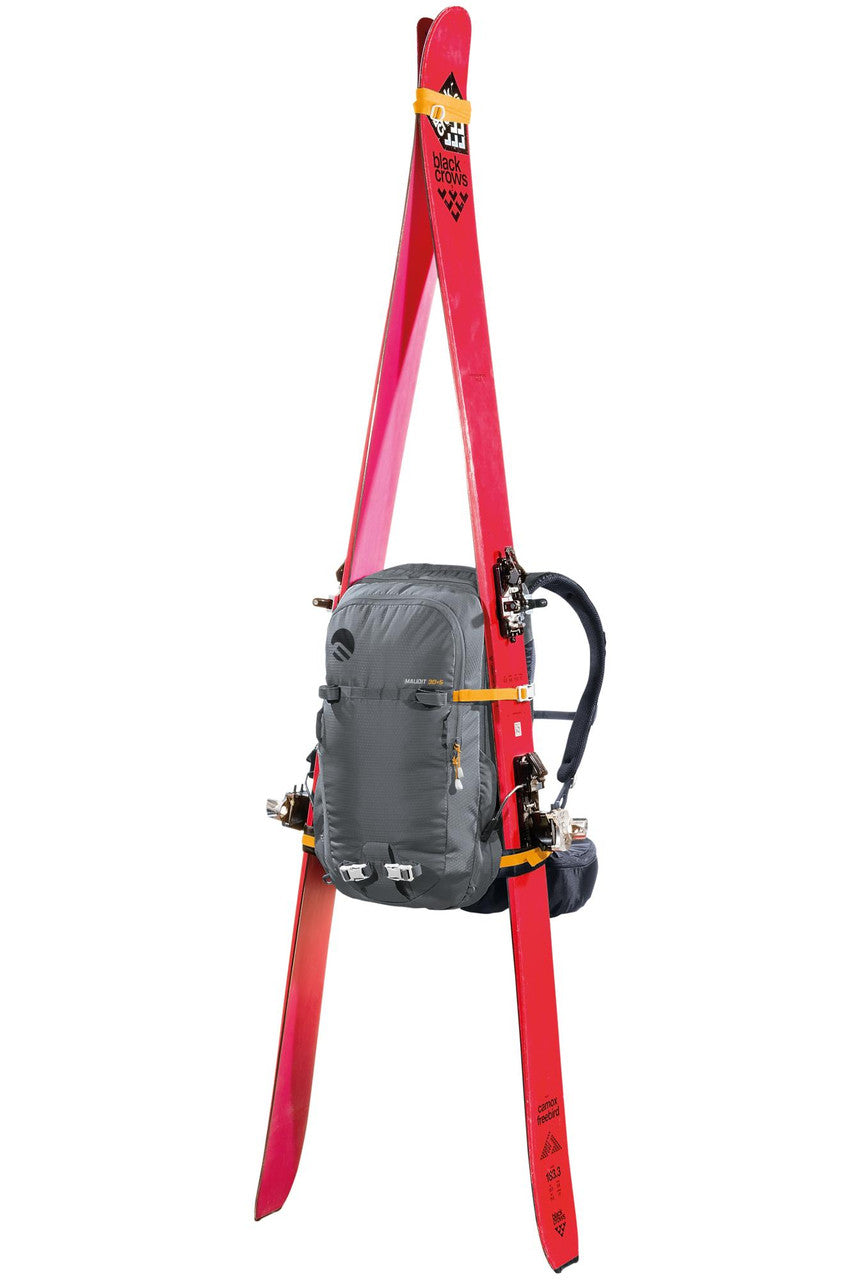 mochila Ferrino Maudit 30+5 con esquís de montaña sujetos en el exterior