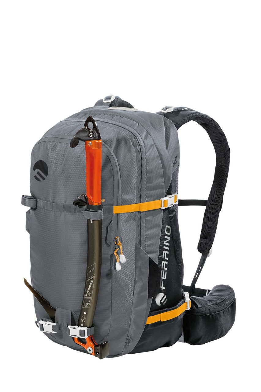 mochila Ferrino Maudit 30+5 con piolet sujeto en el exterior para actividades de montaña