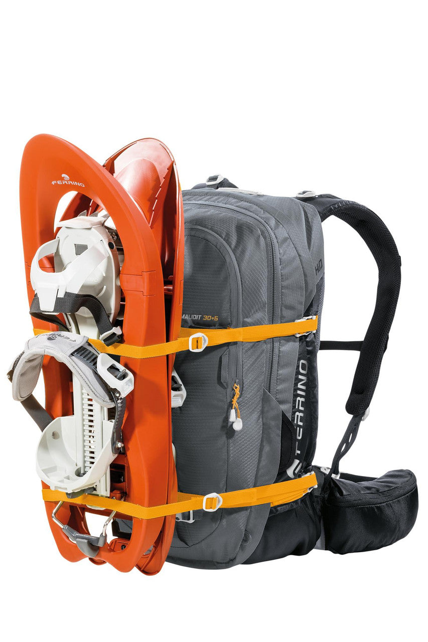 mochila Ferrino Maudit 30+5 con raquetas de nieve sujetas en el exterior