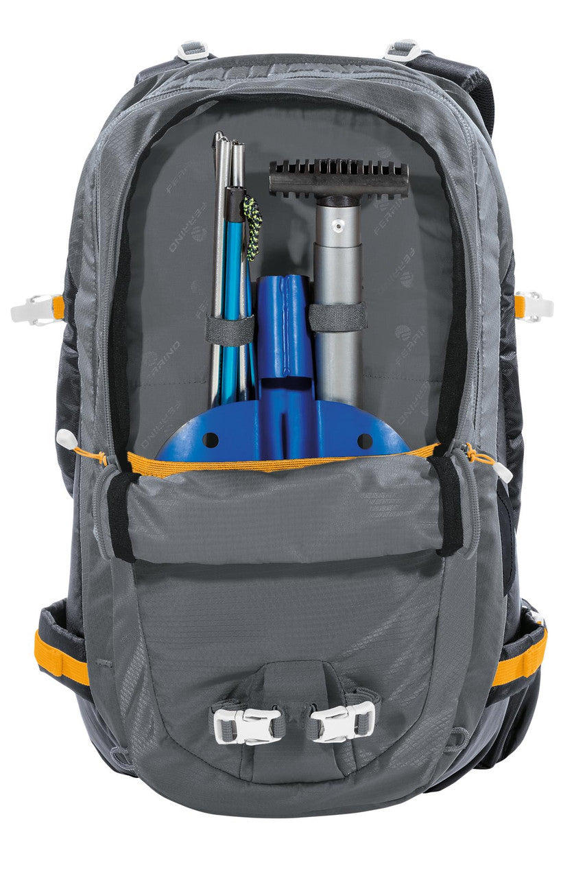 mochila Ferrino Maudit 30+5 detalle apertura y acceso al compartimento principal