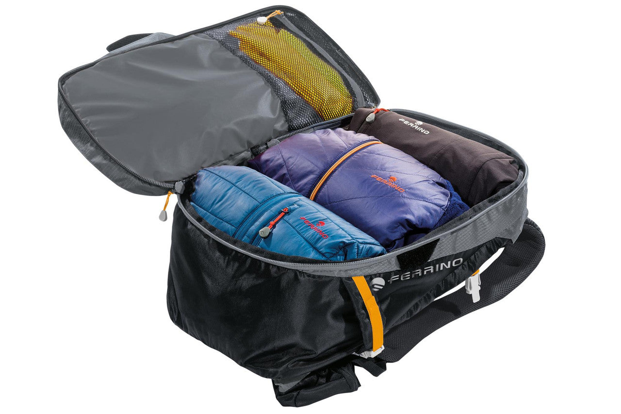 mochila Ferrino Maudit 30+5 completamente abierta mostrando el acceso y compartimento interior