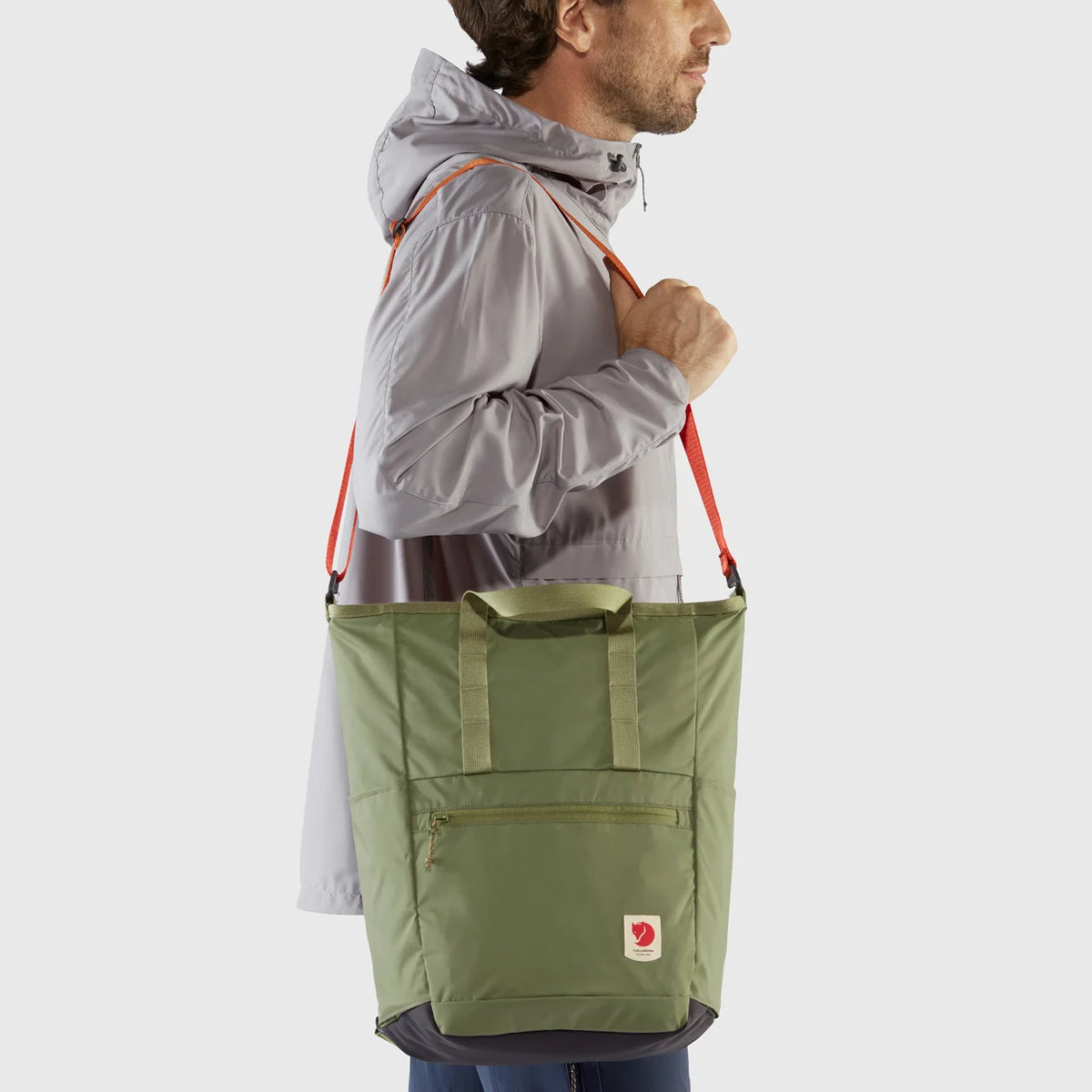 Fjällräven High Coast Totepack en uso colgada al hombro como bolsa tote