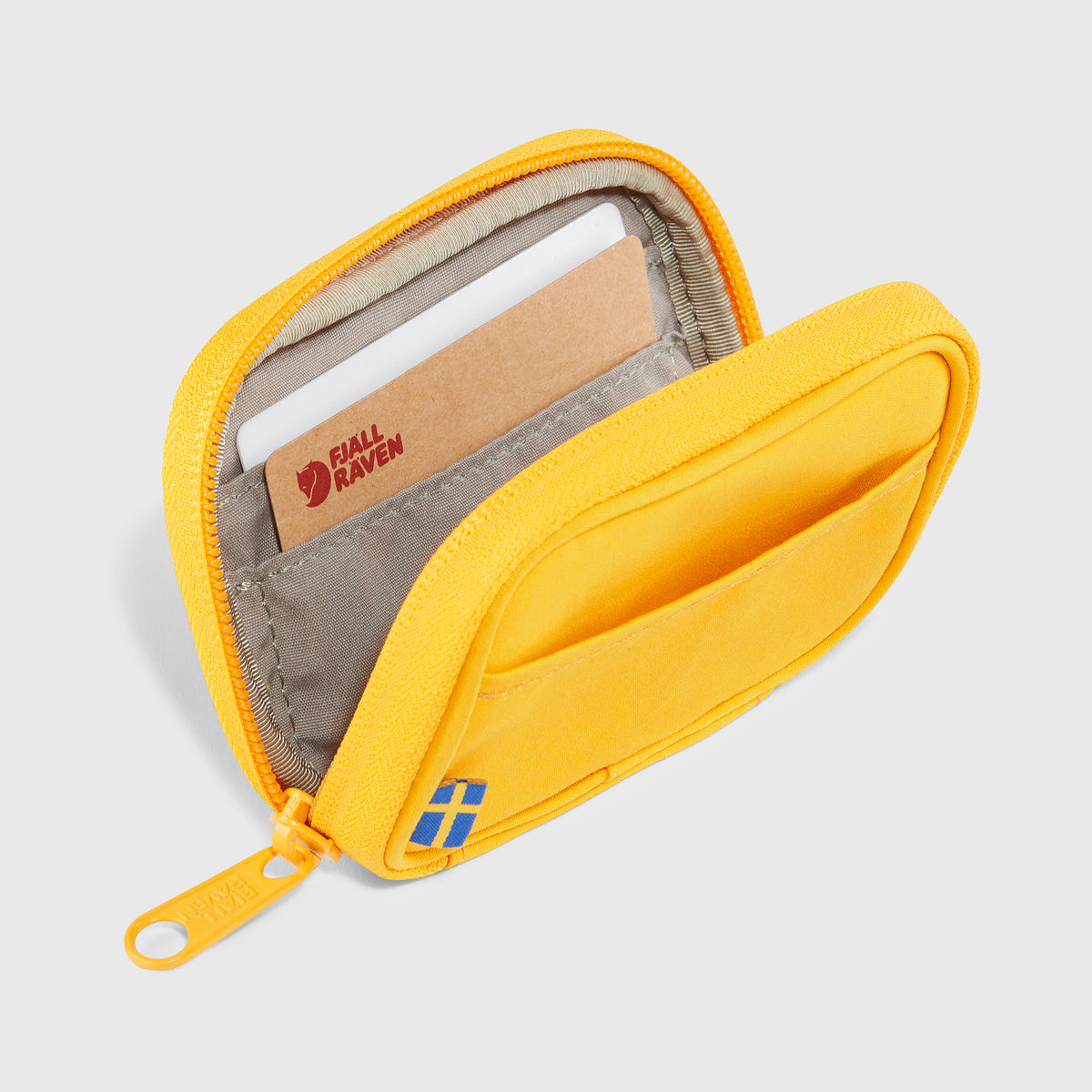 interior de la cartera Fjällräven Kånken Card Wallet con compartimentos para tarjetas