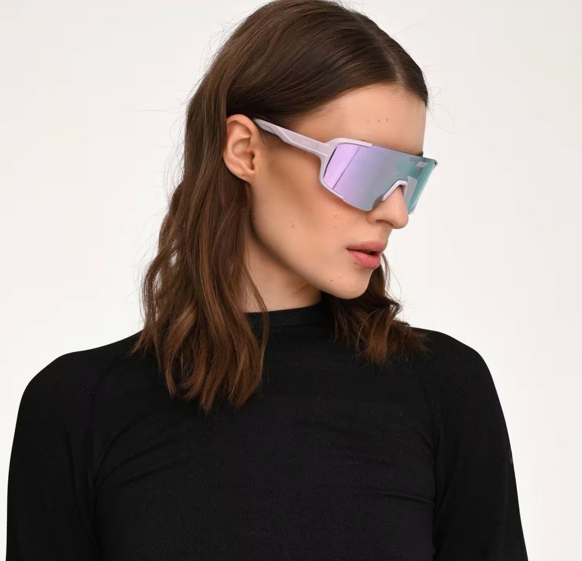 gafas de sol GOG Magni utilizadas durante una actividad outdoor pink en chica