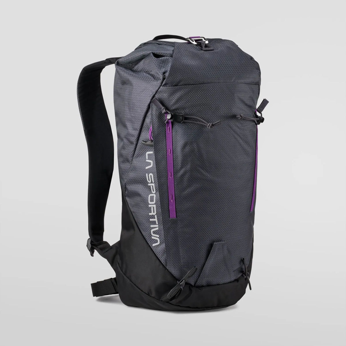 mochila La Sportiva Granite de veintidós litros en color Black para montaña y senderismo