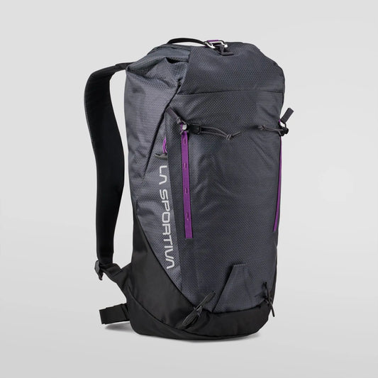 mochila La Sportiva Granite de veintidós litros en color Black para montaña y senderismo