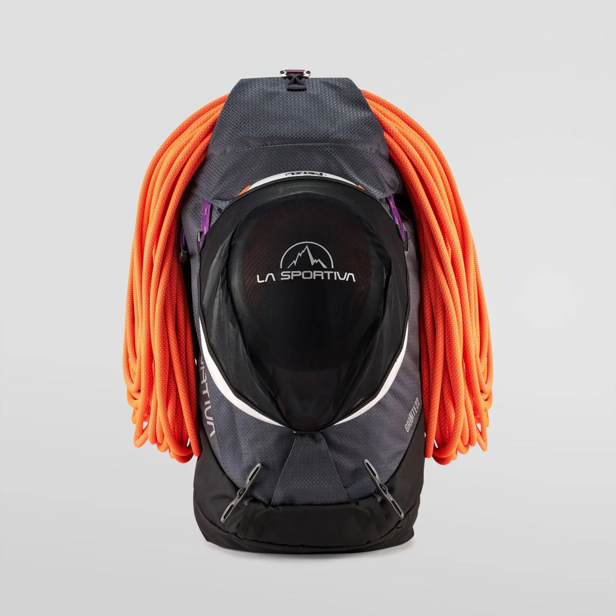 mochila La Sportiva Granite de veintidós litros utilizada durante una actividad de montaña