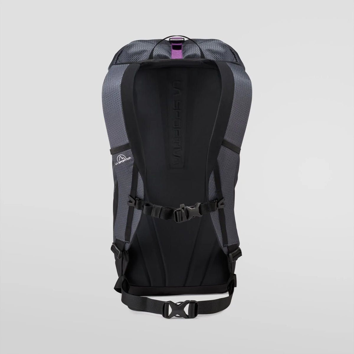 vista trasera de la mochila La Sportiva Granite de veintidós litros mostrando el sistema de ajuste