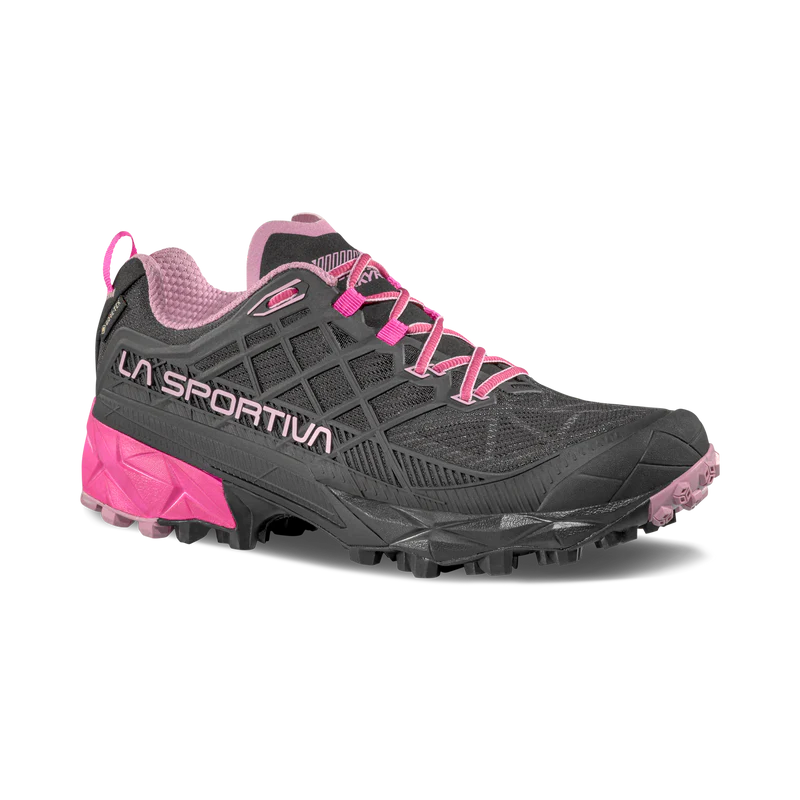 Zapatilla La Sportiva W’s Akyra II GTX en color Black Rose vista en perspectiva para trail y senderismo impermeable.