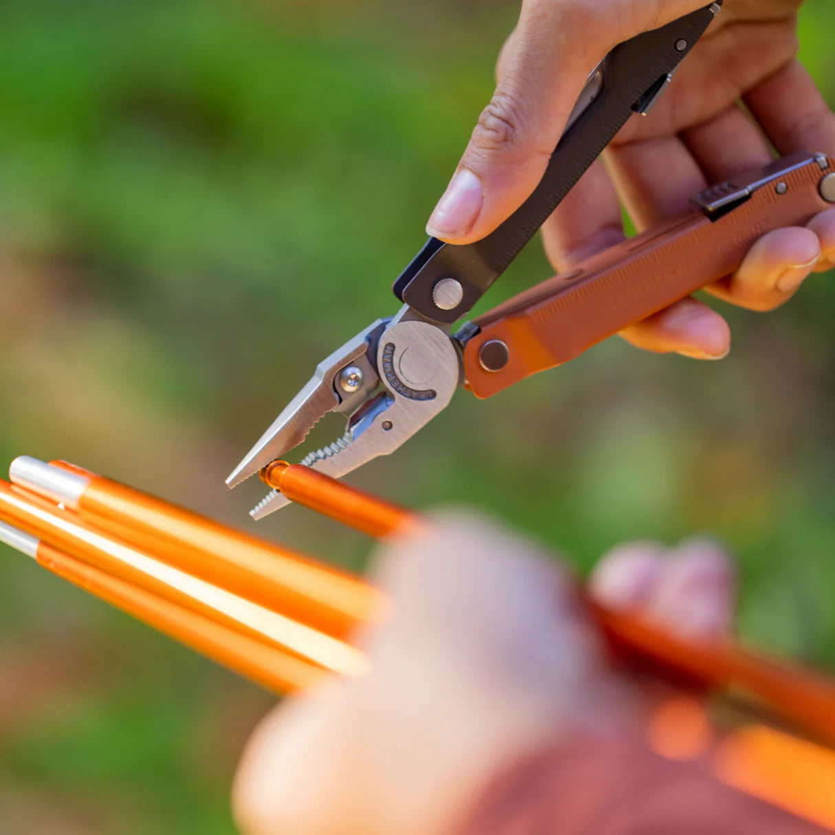 Leatherman Rebar utilizando los alicates integrados para realizar una reparación.