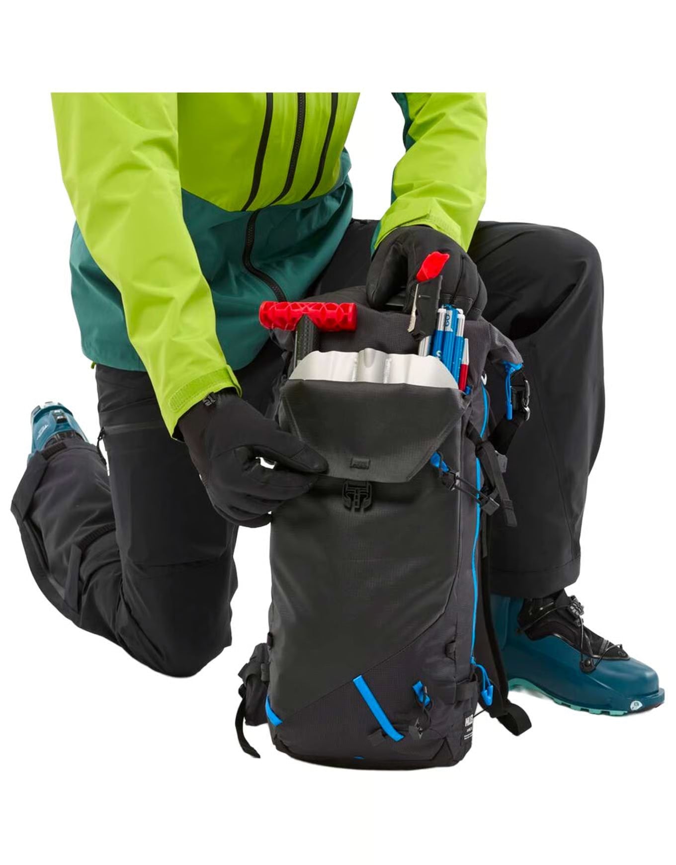 compartimento de acceso rápido de la mochila Millet M White 22L para transportar pala y sonda de seguridad en nieve