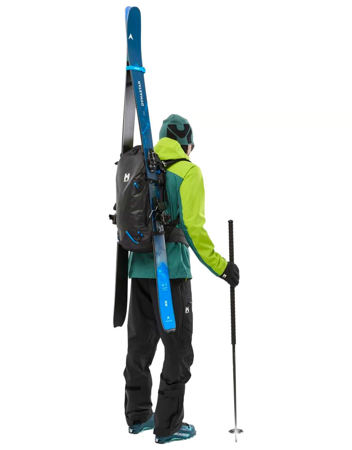 mochila Millet M White 22L con esquís de travesía sujetos en el exterior durante una actividad en montaña