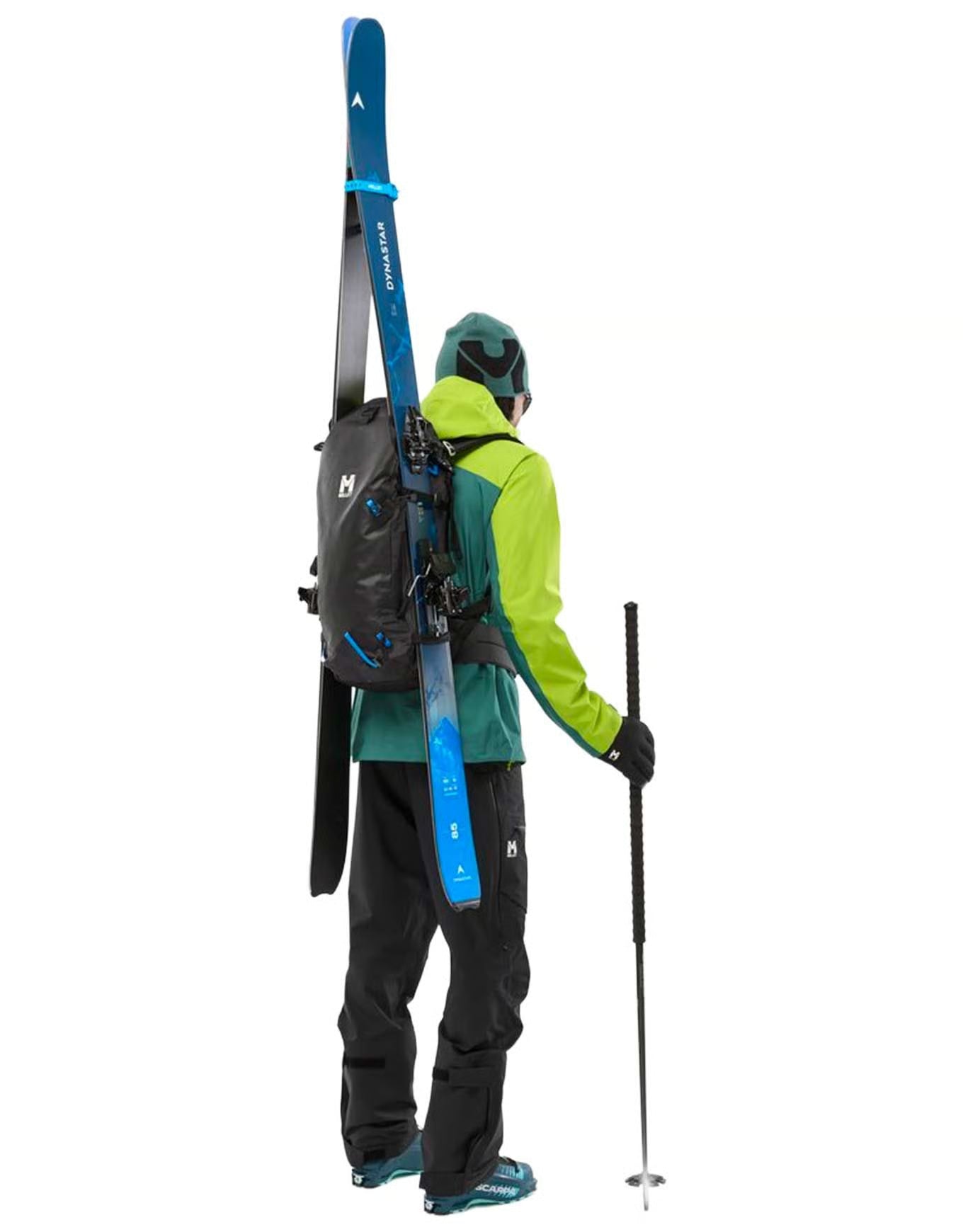 mochila Millet M White 22L con esquís de travesía sujetos en el exterior durante una actividad en montaña