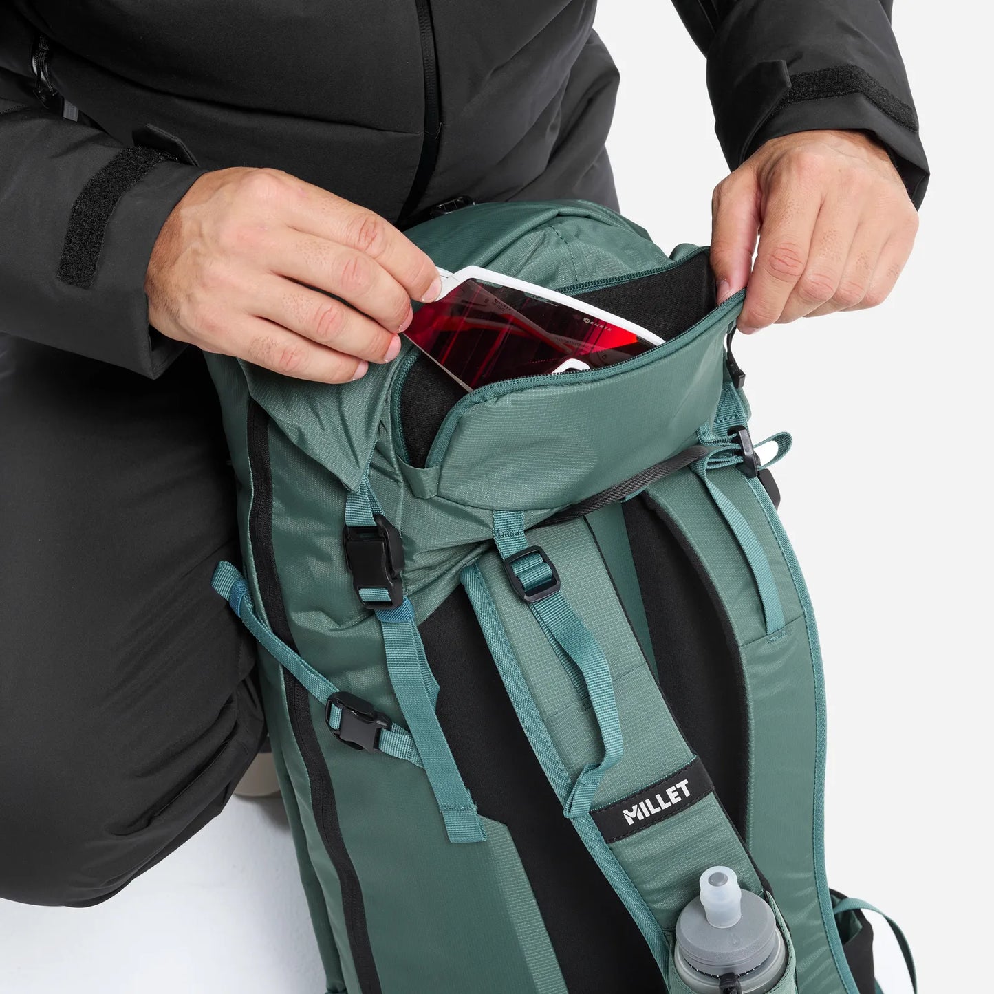 detalle del bolsillo superior de acceso rápido de la mochila Millet M White 32L