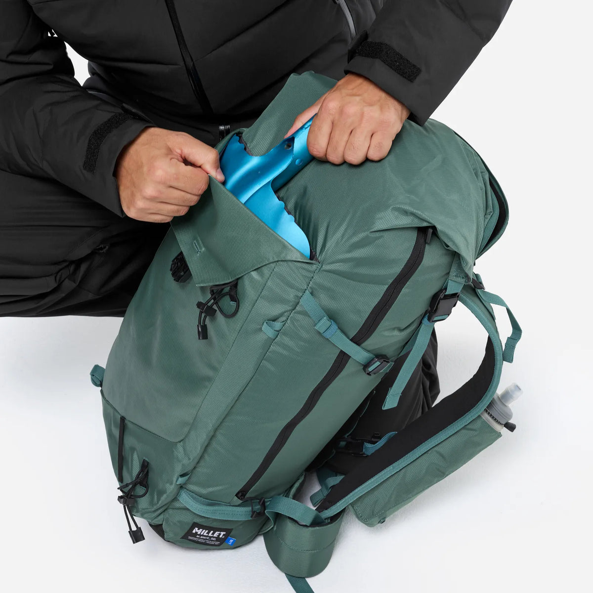 detalle del compartimento de la mochila Millet M White 32L para transportar una pala de nieve