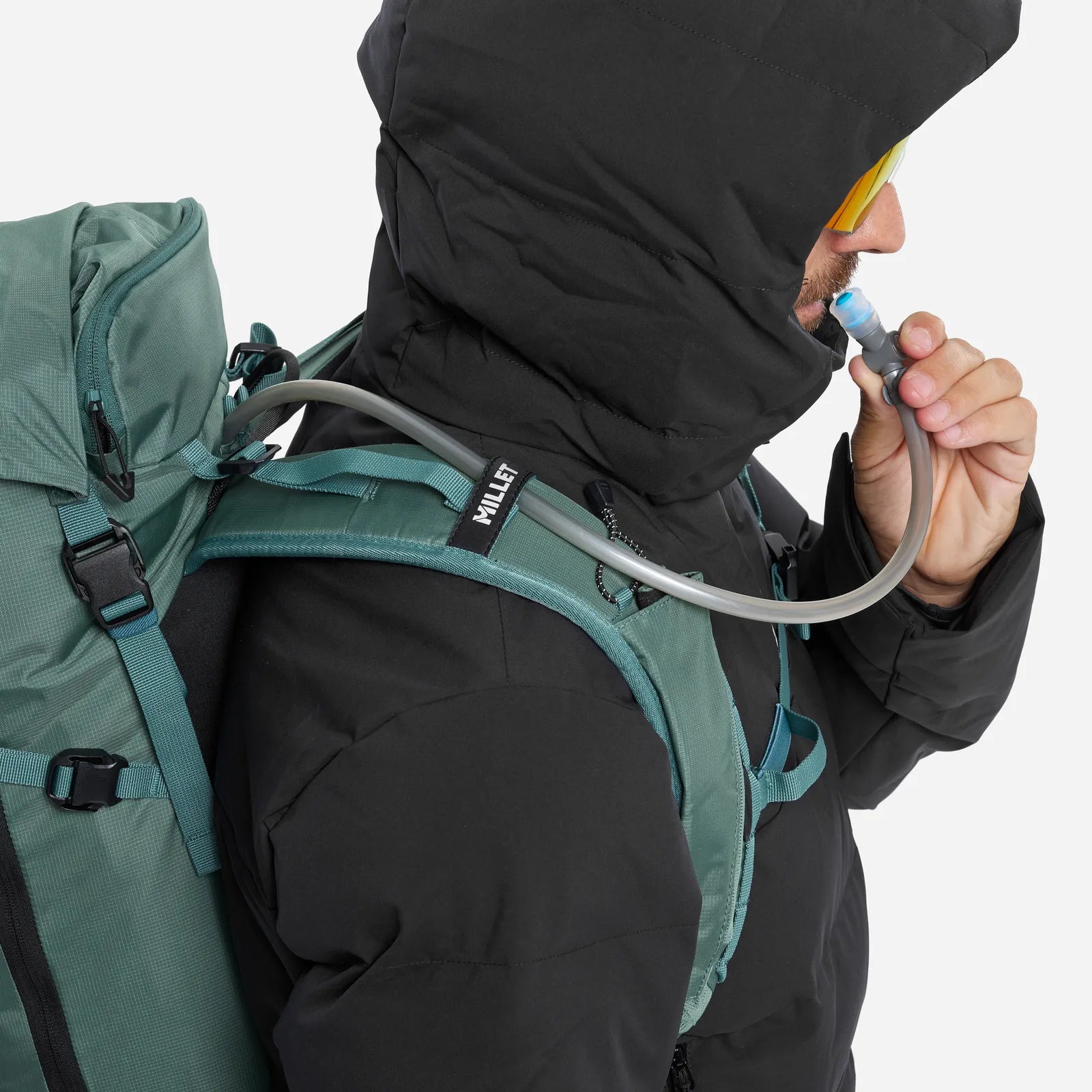 mochila Millet M White 32L con salida para el tubo de la bolsa de hidratación