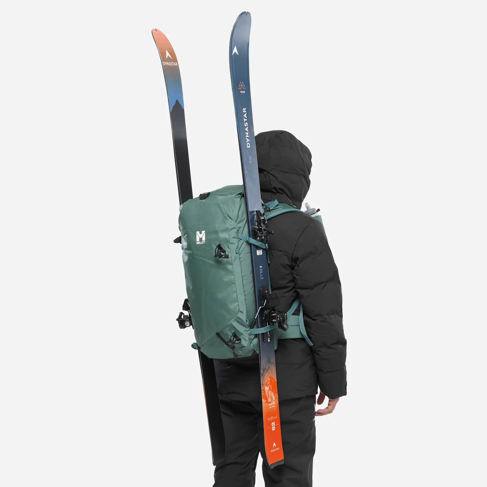 mochila Millet M White 32L con esquís de travesía sujetos en el exterior