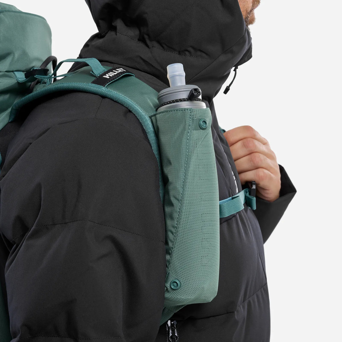 mochila Millet M White 32L con flask de bebida colocado en el bolsillo del tirante