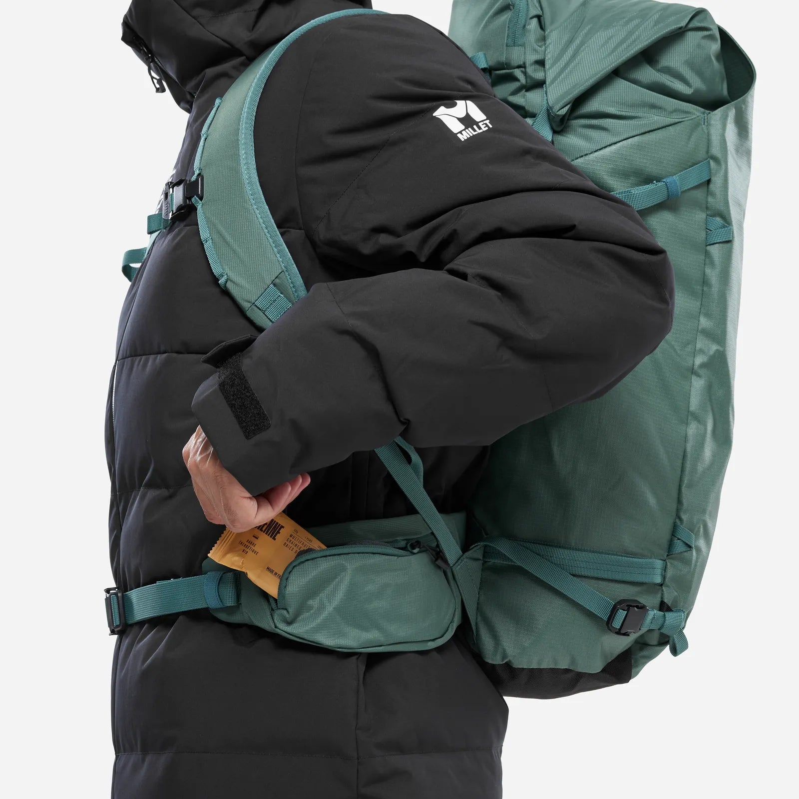 detalle del bolsillo de acceso rápido en el cinturón lumbar de la mochila Millet M White 32L