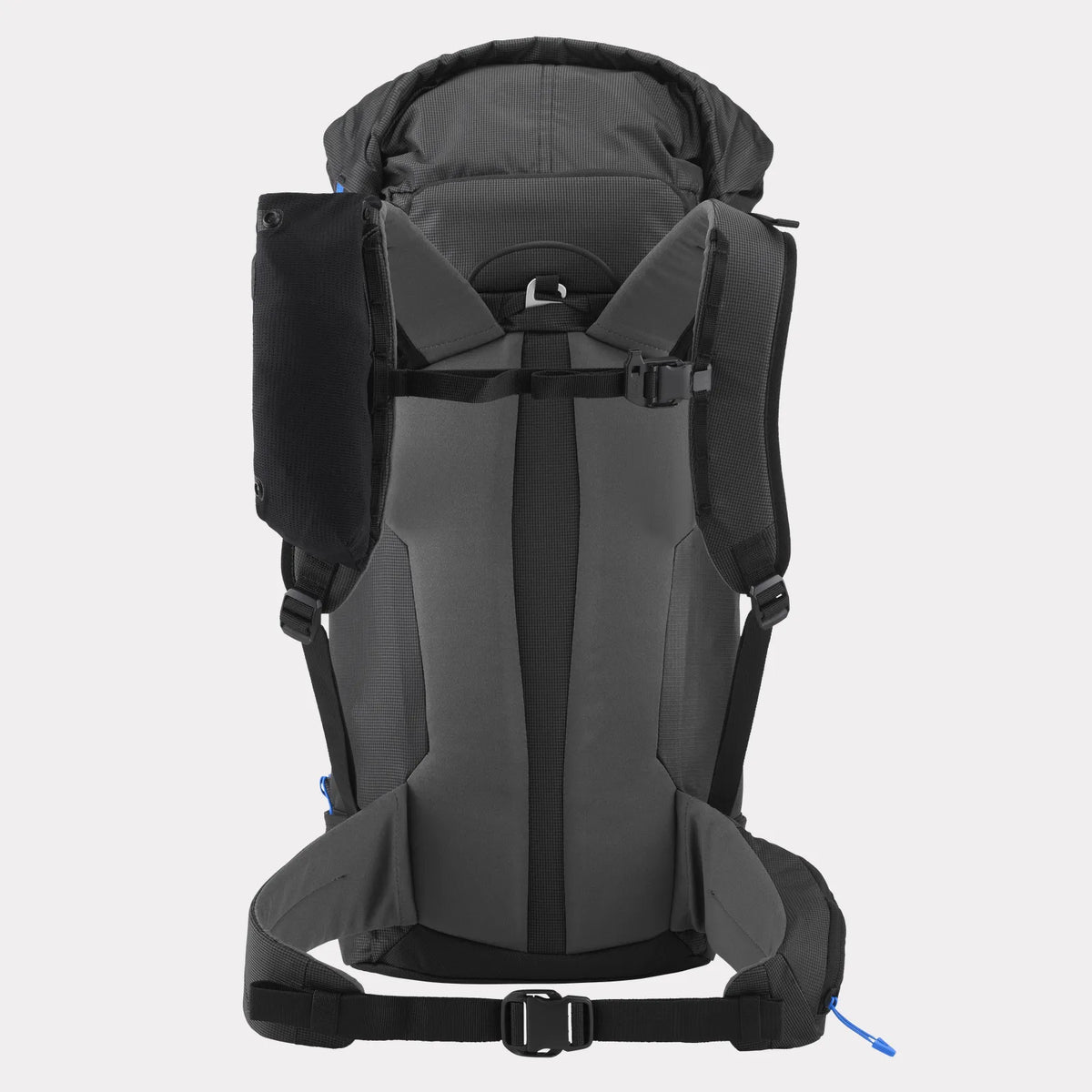detalle de la espalda y sistema de transporte de la mochila Millet M White 32L