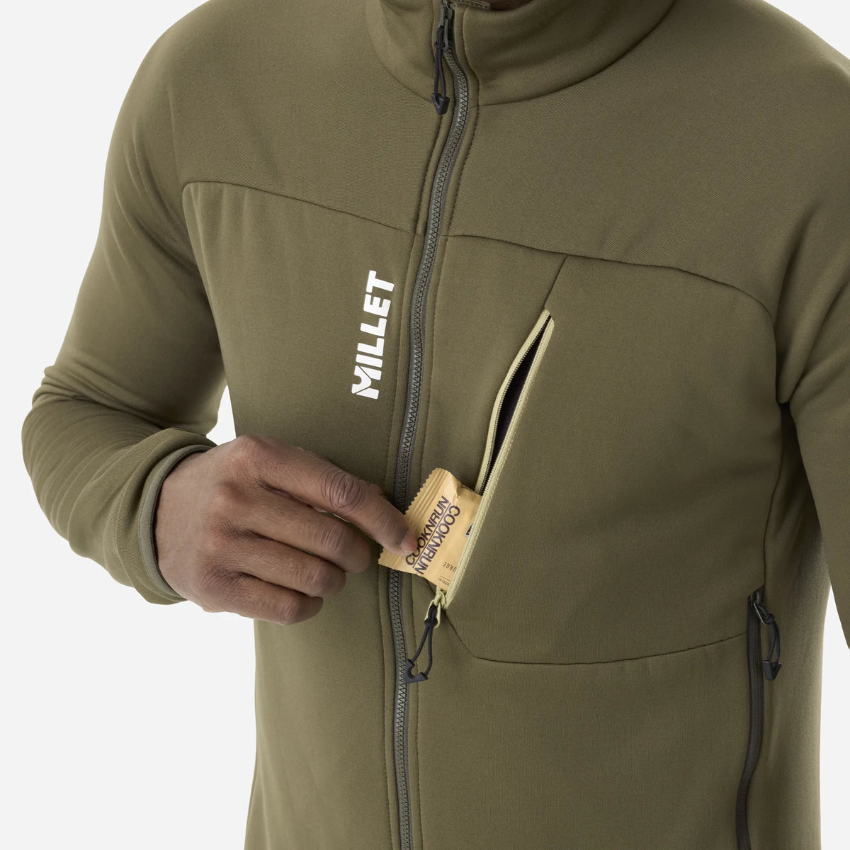 etalle del bolsillo con cremallera del forro polar Millet Seneca Fleece Jacket hombre con barrita energética en el interior