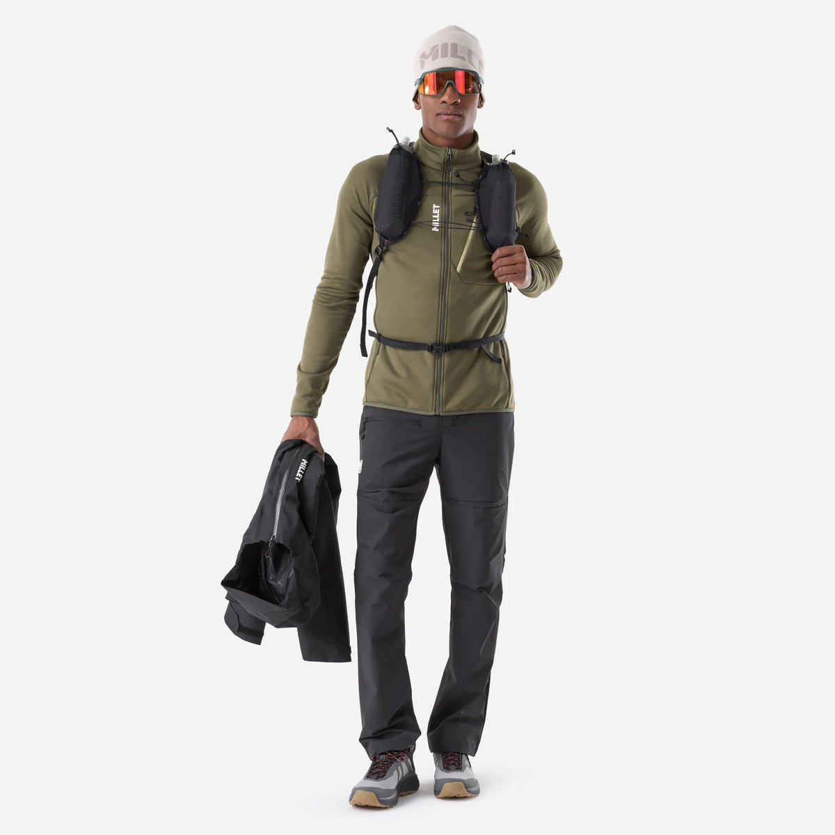 hombre usando forro polar Millet Seneca Fleece Jacket color Grape Leaf durante una ruta de senderismo