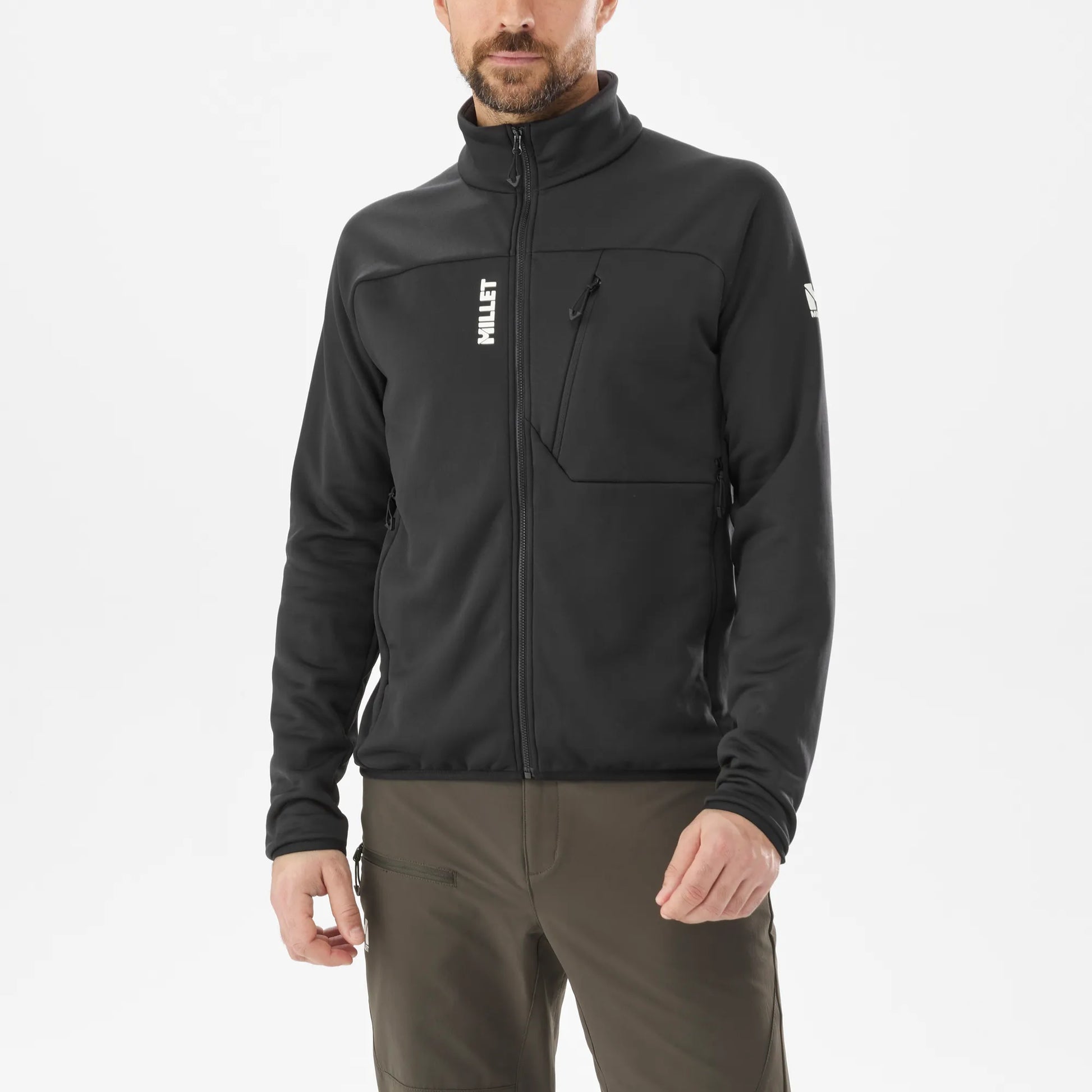 hombre usando forro polar Millet Seneca Fleece Jacket color Noir visto de perfil