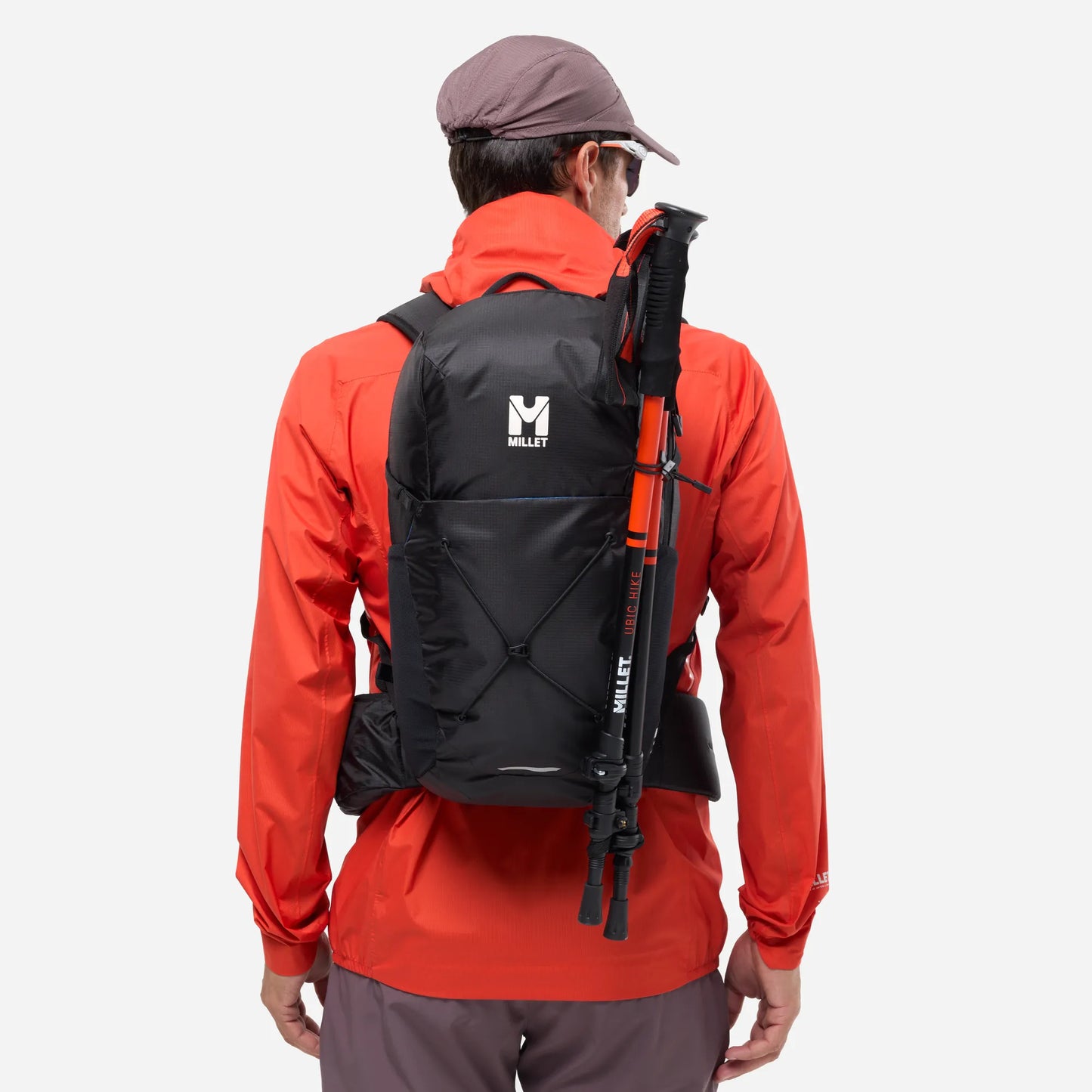 mochila Millet Seneca LT 22L con bastones de trekking sujetos en el exterior