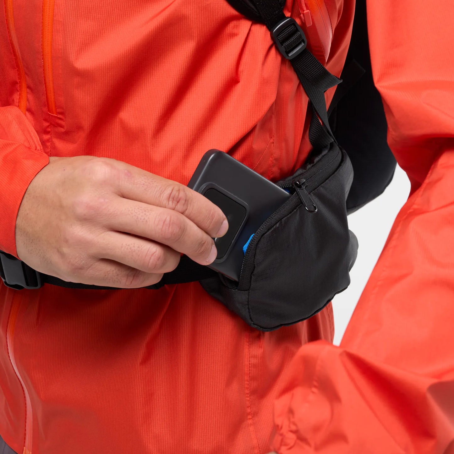 detalle del bolsillo en el cinturón de la mochila Millet Seneca LT 22L para llevar el móvil