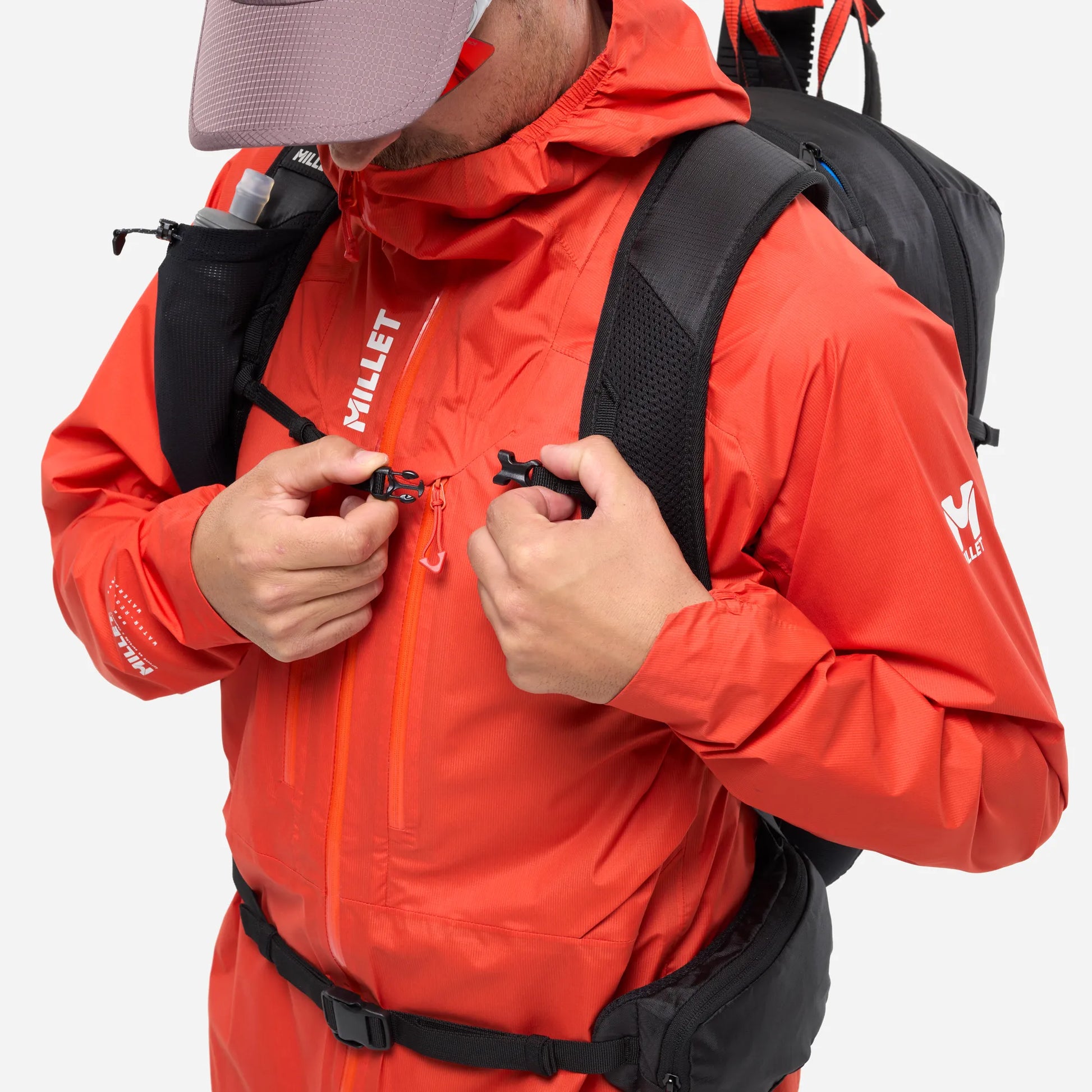 detalle de la cincha de pecho ajustable de la mochila Millet Seneca LT 22L