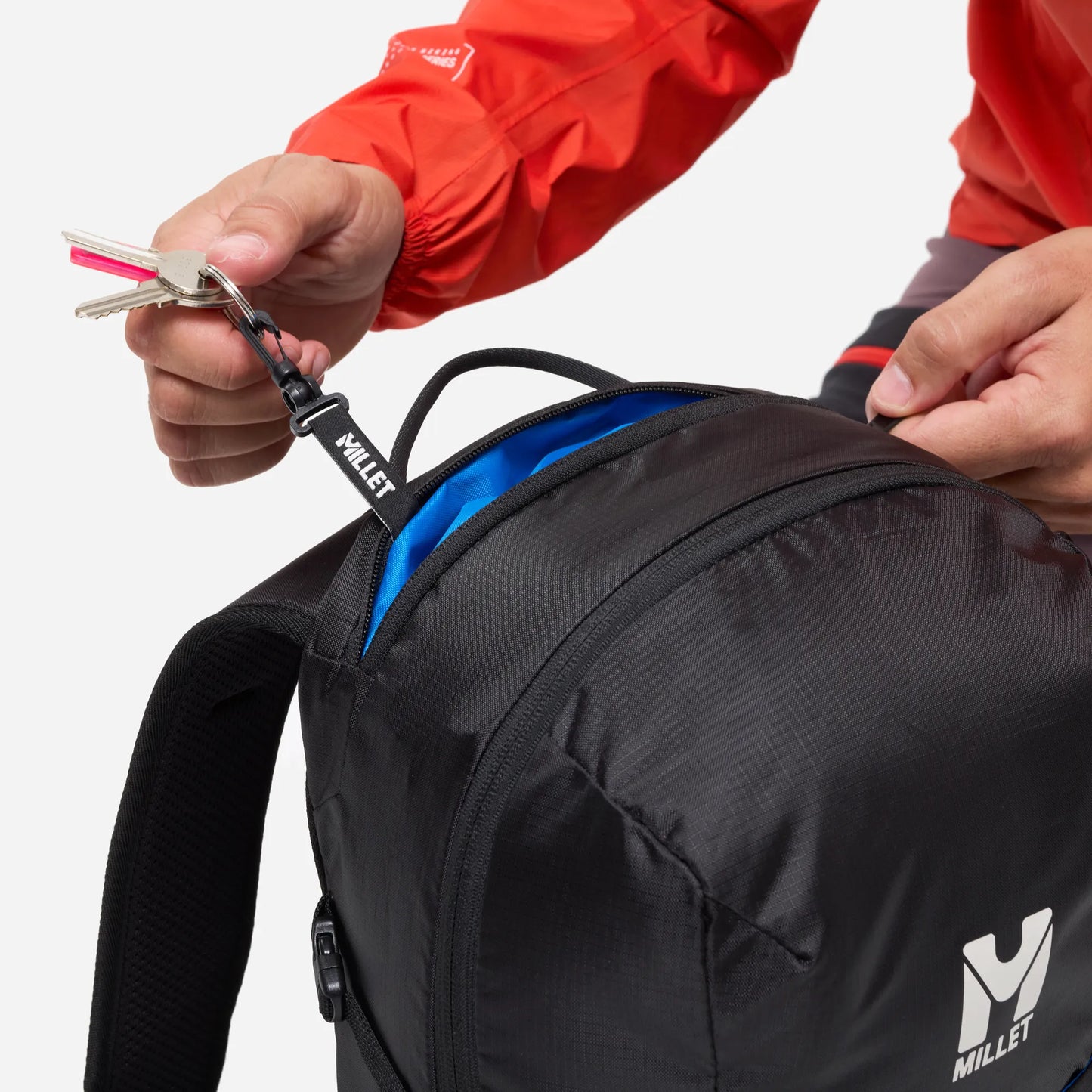 detalle de la cinta interior para sujetar las llaves de la mochila Millet Seneca LT 22L