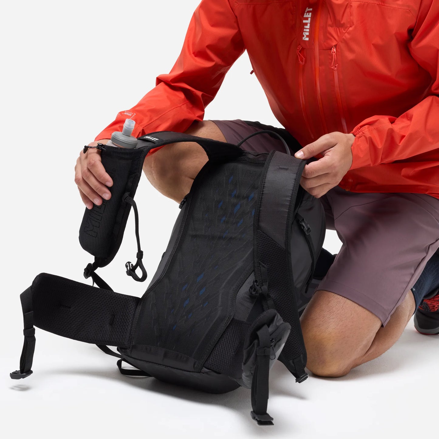 detalle del sistema de espalda y tirantes de la mochila Millet Seneca LT 22L negra