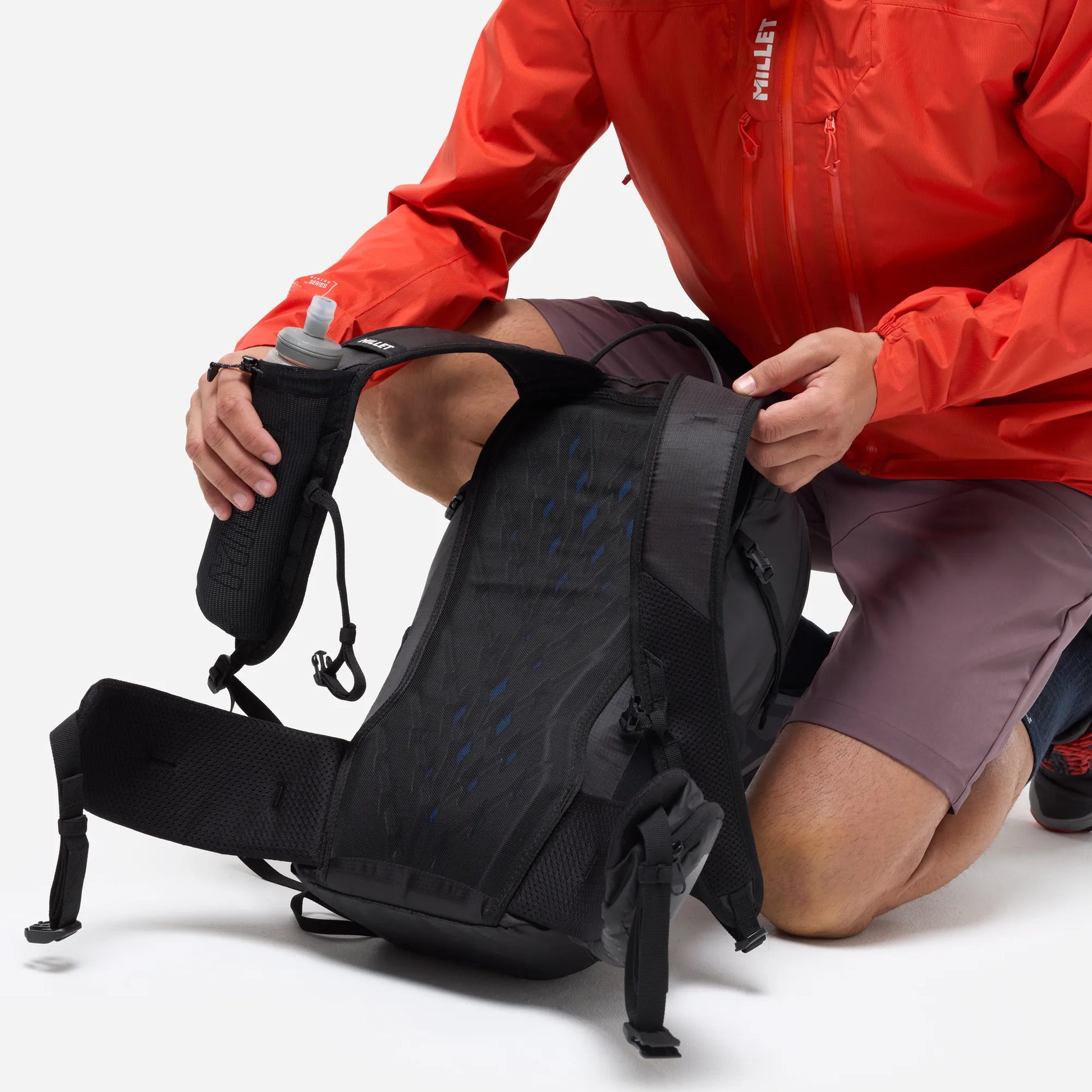detalle del sistema de espalda y tirantes de la mochila Millet Seneca LT 22L negra