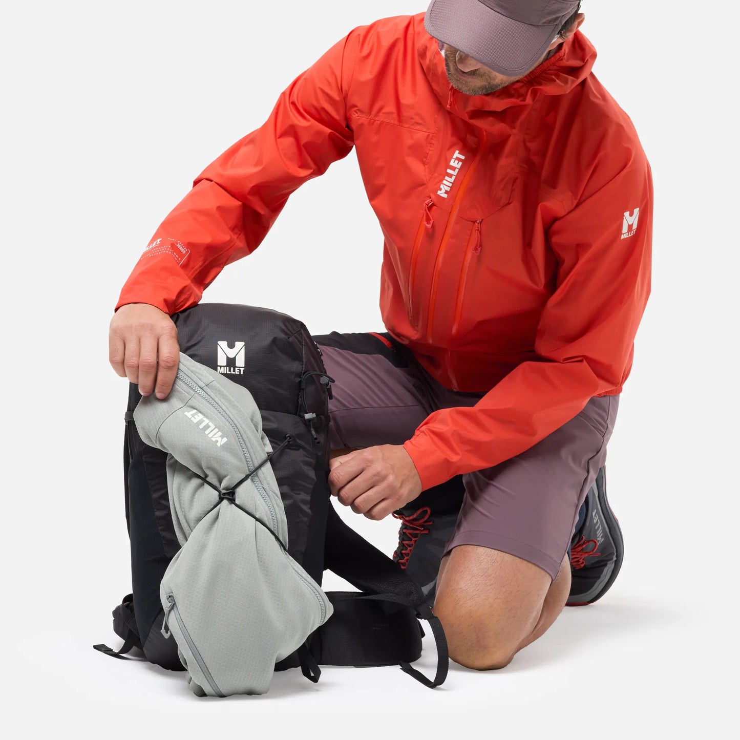 detalle de las gomas exteriores de la mochila Millet Seneca LT 22L para sujetar y transportar una chaqueta