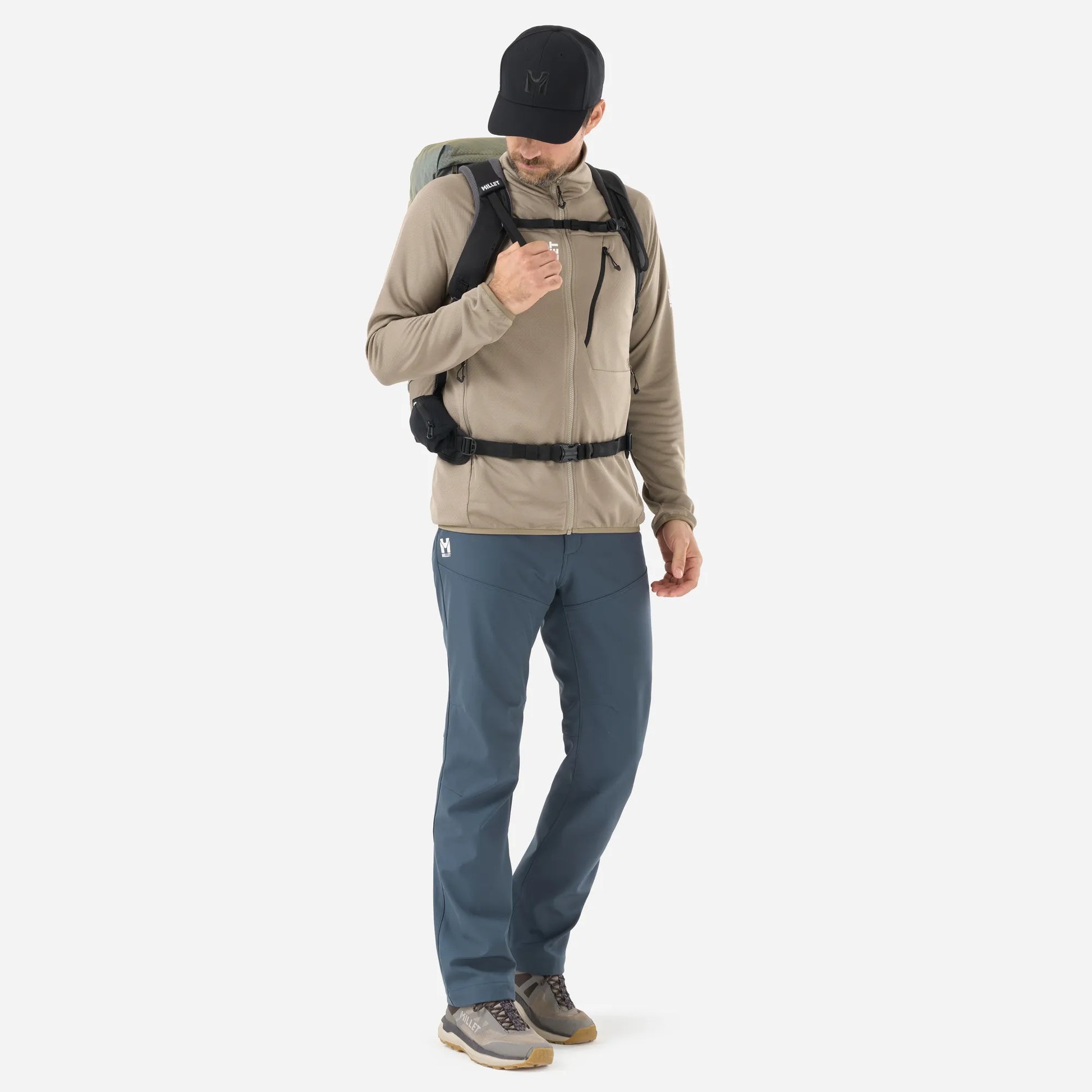 hombre usando pantalón Millet Seneca Pant durante una ruta de senderismo en montaña