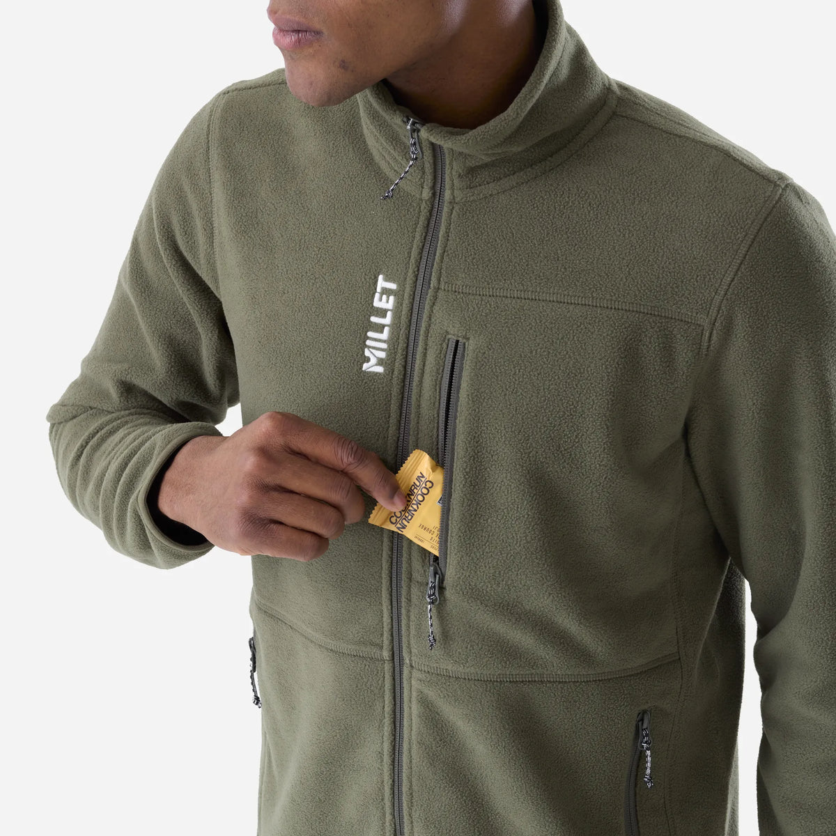 detalle del bolsillo con cremallera en el pecho del forro polar Millet Seneca Polar Jkt para hombre