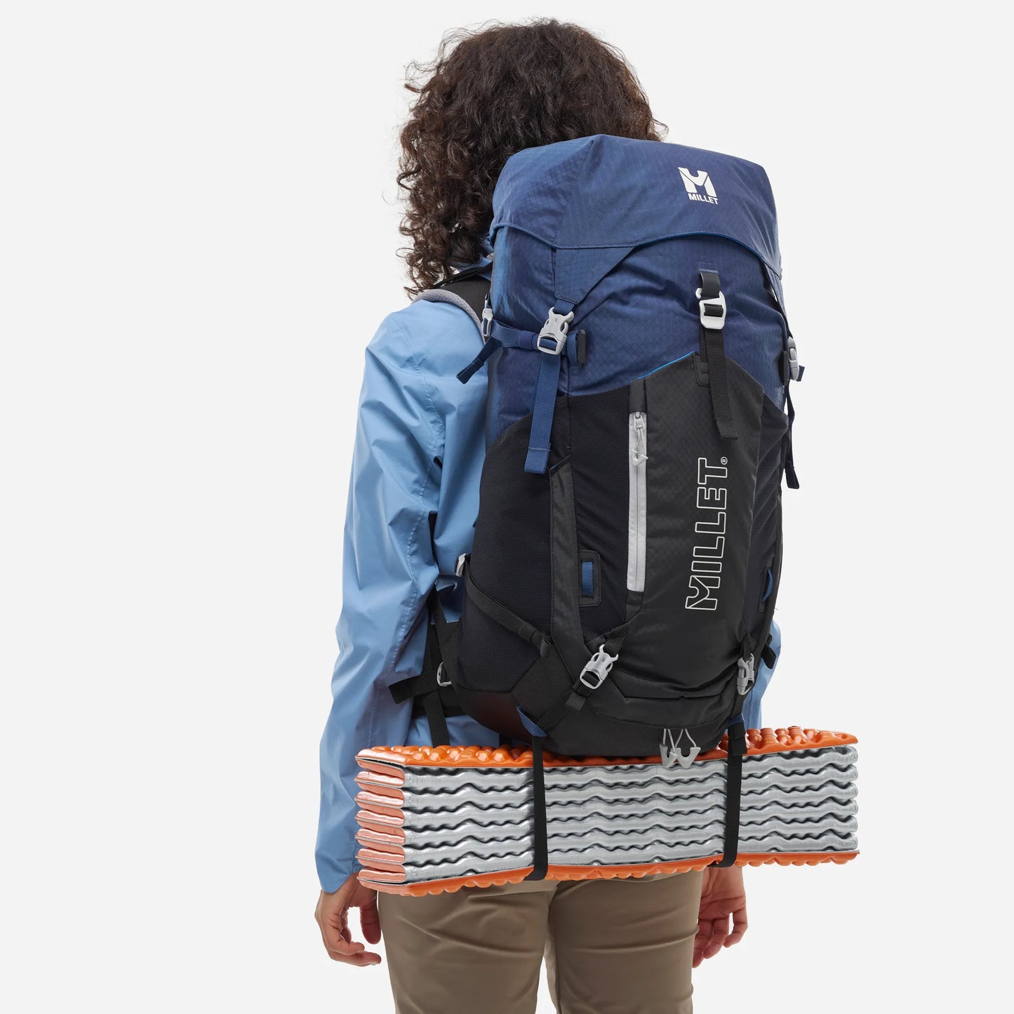 mochila Millet Ubic 30L mujer con esterilla aislante sujeta en el exterior